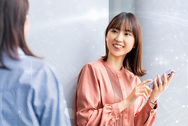 スマートフォンで隙間時間にスマートに学習する様子