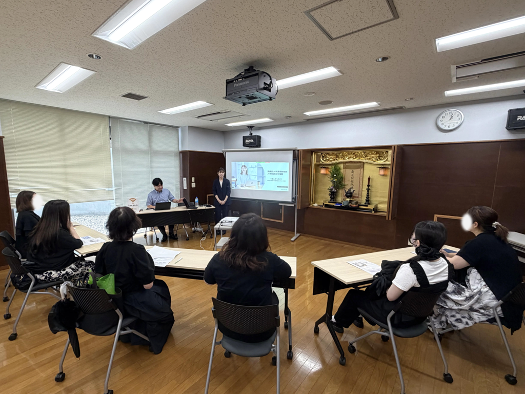 前段で開催された入学相談会の様子