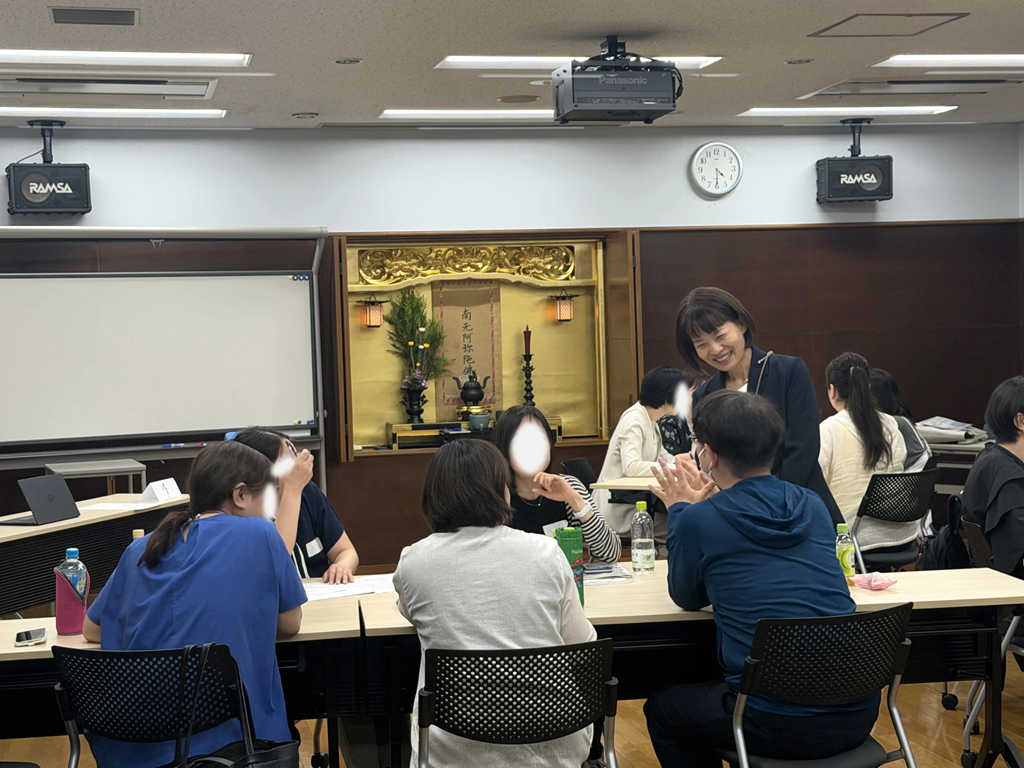 山花先生を交えて笑顔で語り合うワールド・カフェの様子