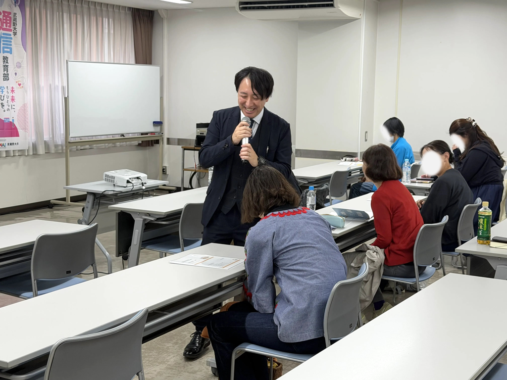 受講生の質問に笑顔で応える金子周平先生